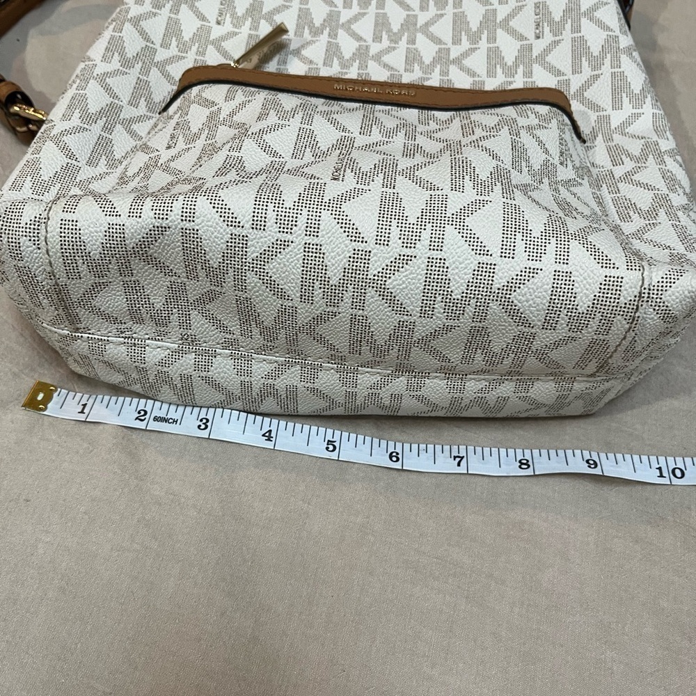 Michael Kors MESSENGER IN SIGNATURE Print - Picture 8 of 14